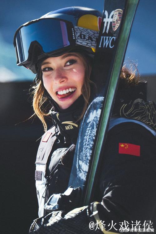 谷爱凌晒赛场内外九宫格，完成U型场地世界杯三连冠